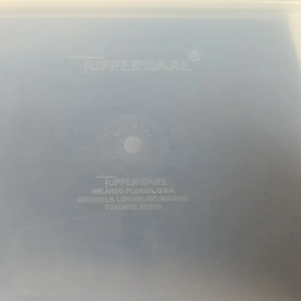 Tupperware Vintage Jumbo Bread Keeper 606